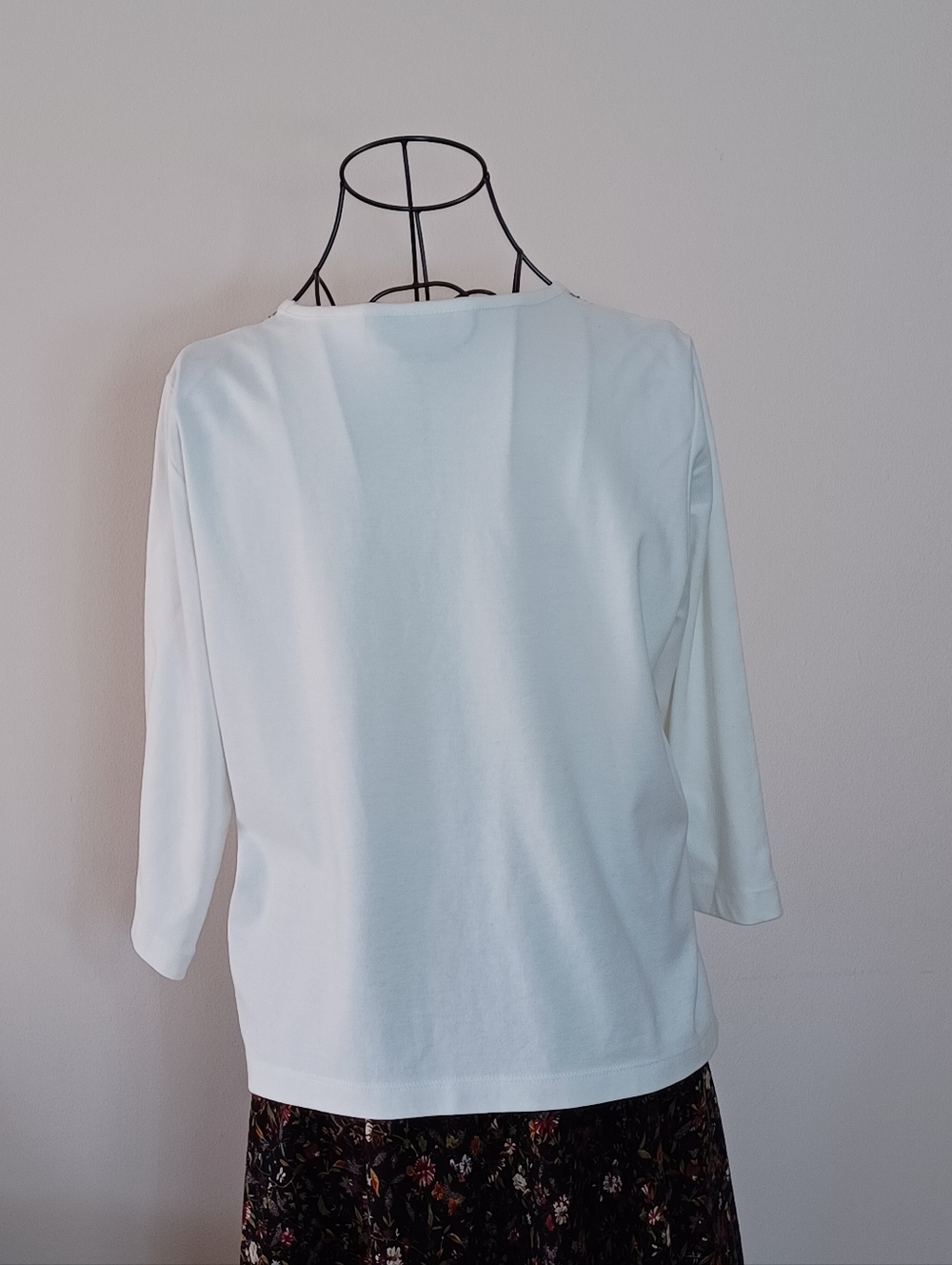 Alfred Dunner Petite White V- Neck Top With Blue Embroidery & Studs- Size MP - Picture 2 of 7